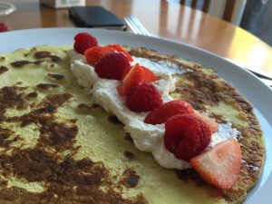 Palatschinke mit Schlagobers, Erdbeeren und Himbeeren