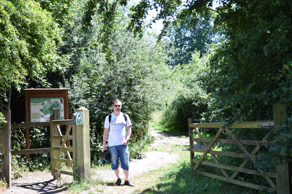 Xhris beim Eingang in den Wald