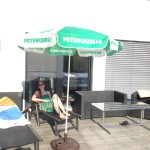 Angi beim Sonnen im Schatten
